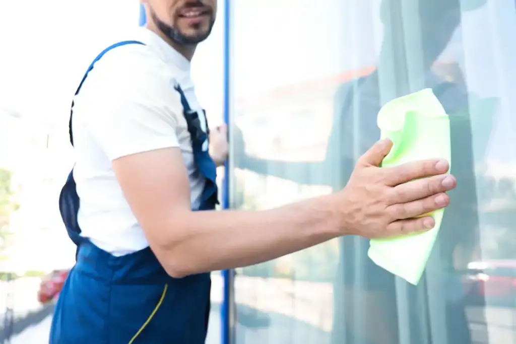 Nettoyage de vitres : clarté et transparence au service de vos locaux